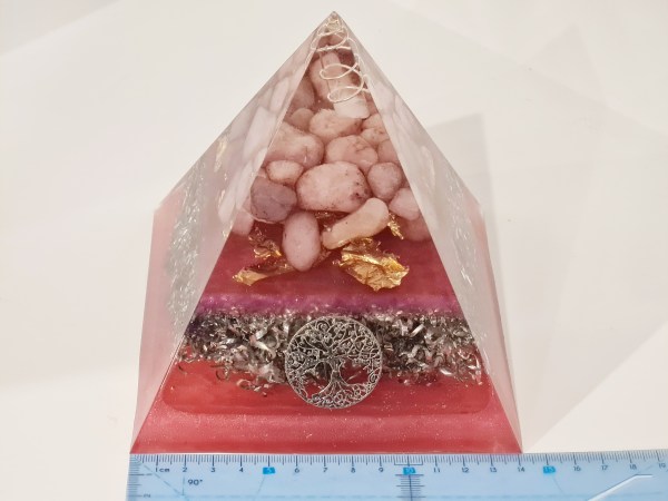 Orgonite pyramide rose om 7 chakras